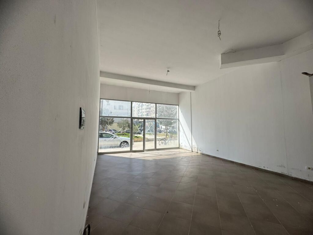 Locale Commerciale in Affitto ad Astir (Villa L 2) !