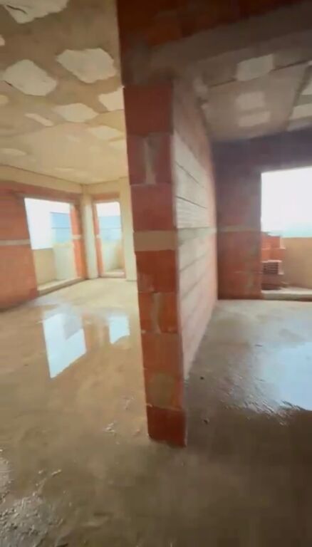 Shitet Apartament 2+1+2