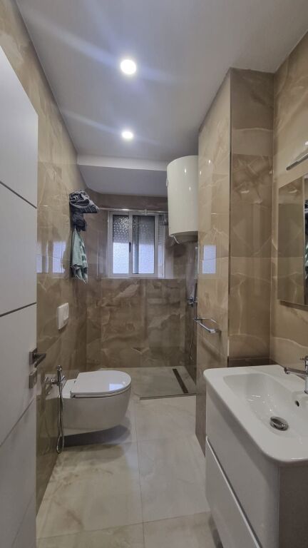 2+1,i mobiluar te ring center,zog i zi,650 euro