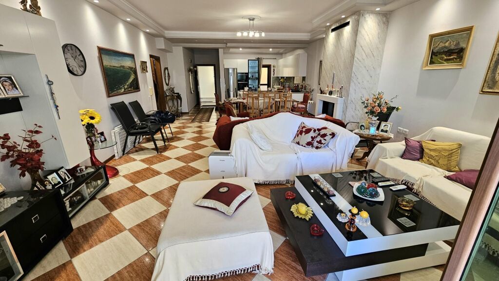 At the Polyclinic in Vlore, Apartment 3+1+2 with Spacious Area for Sale!