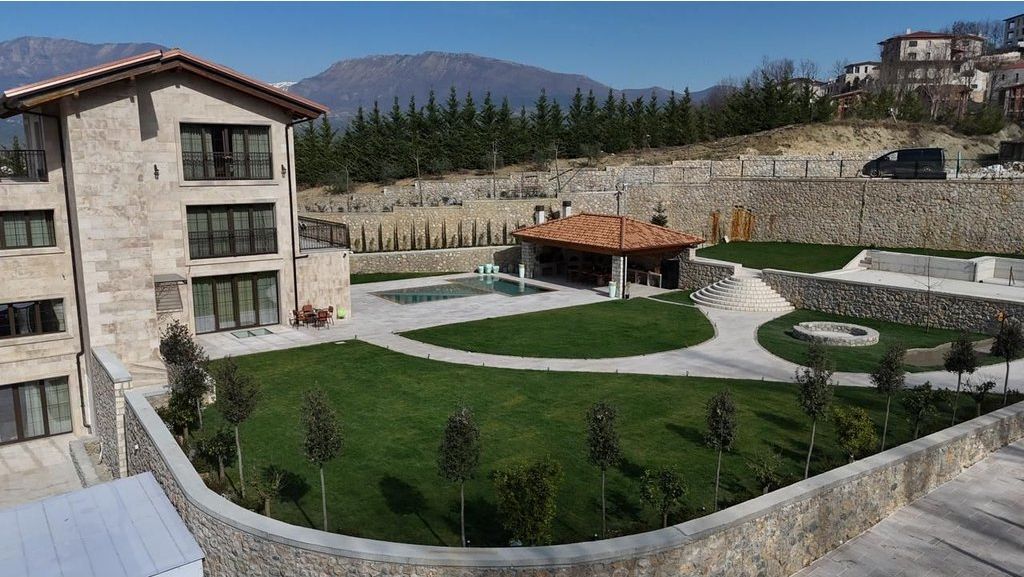 Shitet vilë luksoze në Secret Garden Residence, një nga rezidencat më ekskluzive dhe të qeta pranë Tiranës.