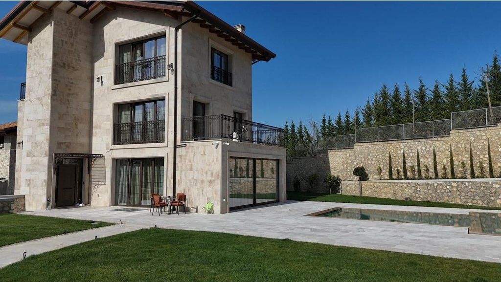 Shitet vilë luksoze në Secret Garden Residence, një nga rezidencat më ekskluzive dhe të qeta pranë Tiranës.