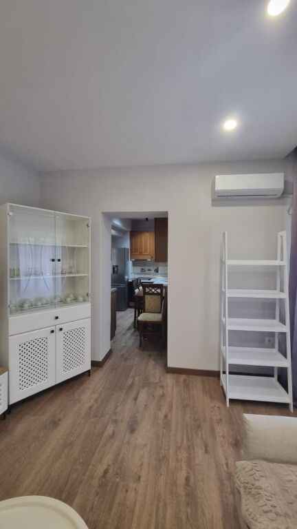 2+1,i mobiluar te ring center,zog i zi,650 euro