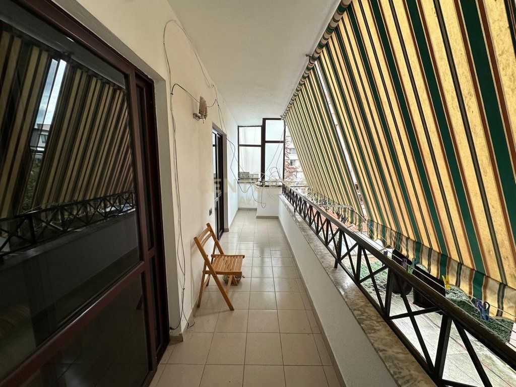 Apartment 2+1+2 for sale in the center, near City Fitness, on the 3rd floor of a well-managed building with an elevator.