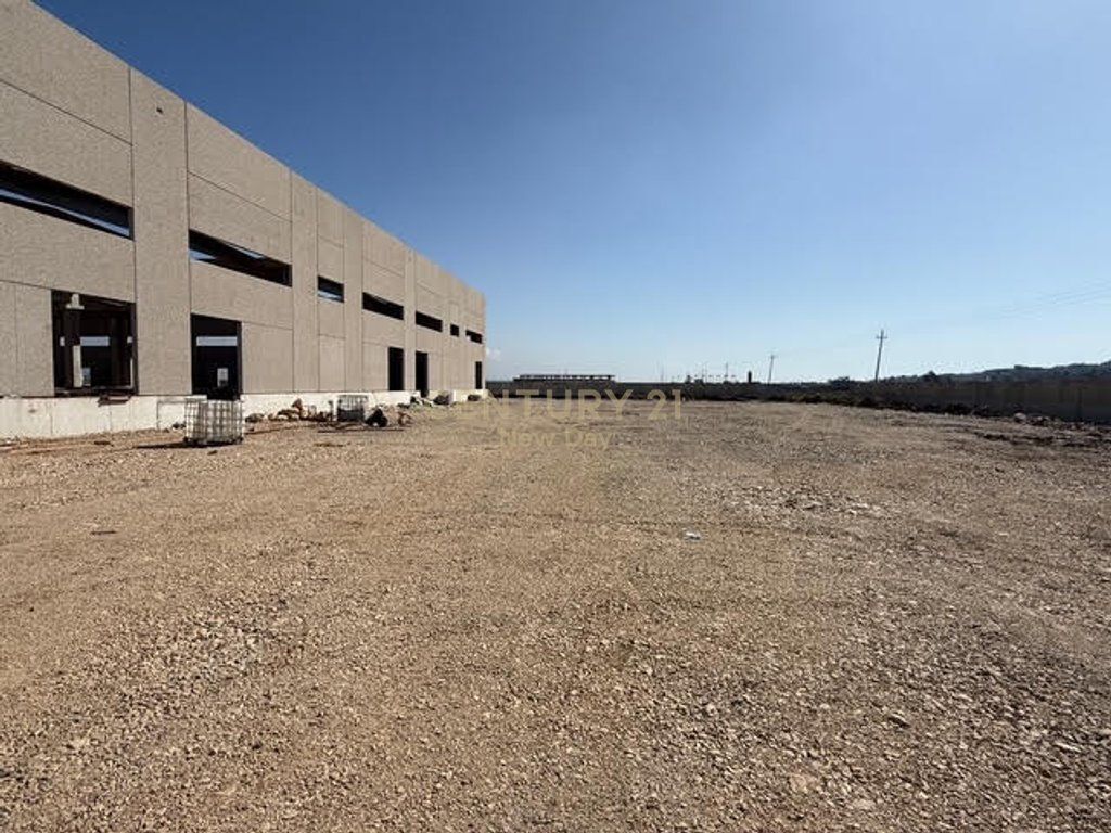 WAREHOUSE 10 000m2 FOR RENT NEAR THE NEW PORT