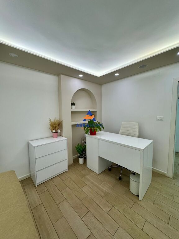 AMBIENT ZYRE ME QIRA 68M2 "KRYQËZIMI I VASIL SHANTOS" 750 € / MUAJ (MUNDËSI EDHE 700 €)