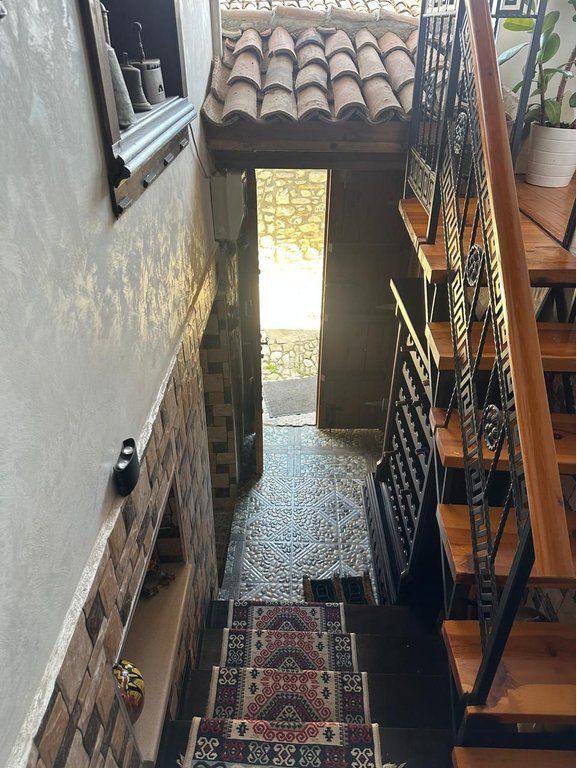 Shitet hotel / shtëpi antike në lagjen Mangalem, Berat.