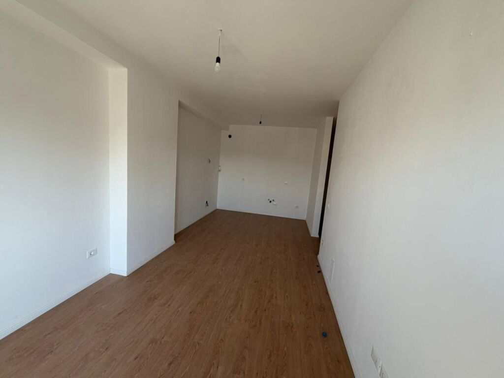 🏢Jepet me qira 2+1+2 për zyra📍Adresa: Don Bosko, Rruga Egnatia 💰 Çmimi: 700 € bruto / muaj