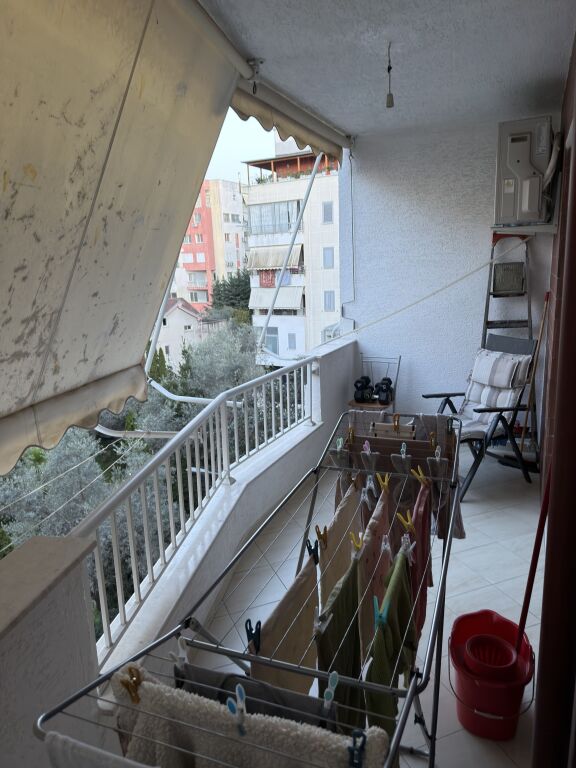 Jepet me qera apartament 1+1, 75 meter katror, ne fillim te rruges se Teleferikut(te Big Market)