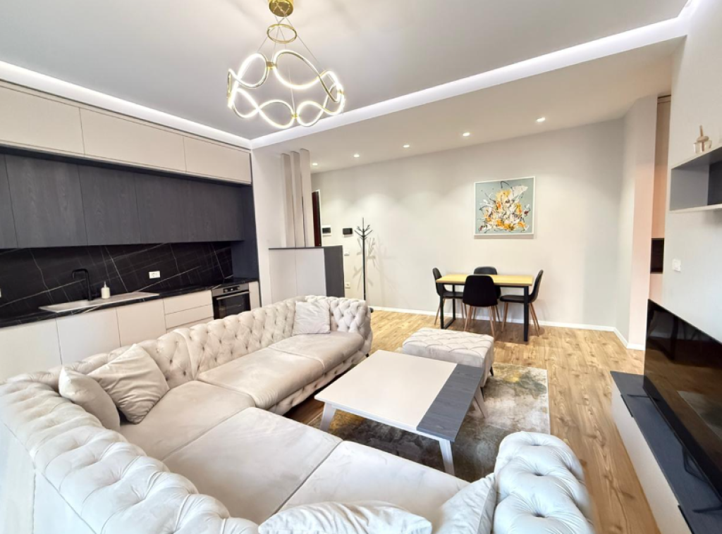🏡 Appartamento 1+1 in Affitto – Complesso Delijorgji  📐 Organizzazione dell'appartamento Soggiorno insieme all'area cucina 1 camera da letto 1 bagno Veranda    80.000 Lek  📞 Per ulteriori informazioni o visita alla proprietà: