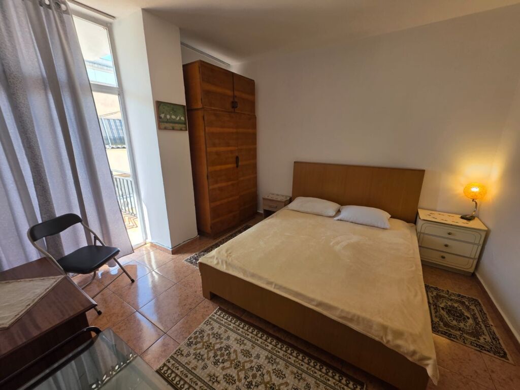 Appartamento 1+1 in affitto a Komuna e Parisit
