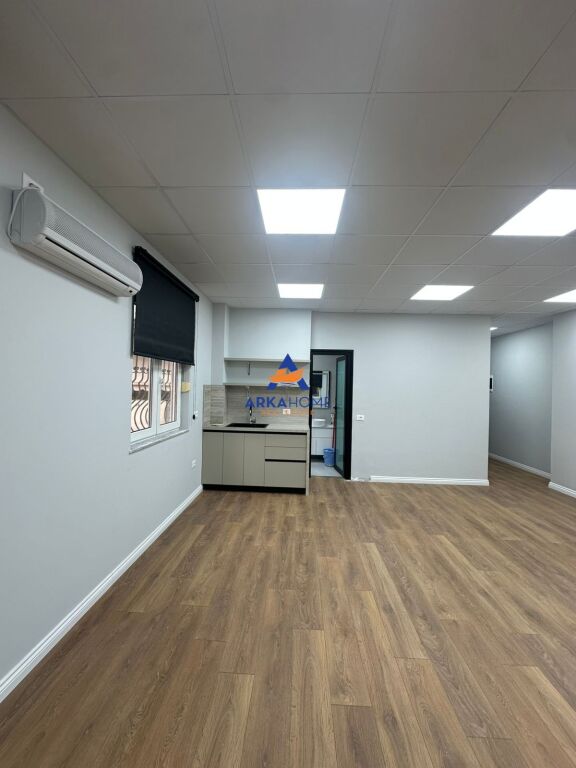 AFFITTASI UFFICIO 68M2 "NEL CENTRO DI TIRANA" 950 EURO