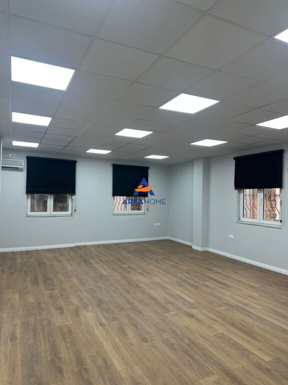 AFFITTASI UFFICIO 68M2 "NEL CENTRO DI TIRANA" 950 EURO