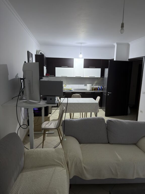Jepet me qera apartament 1+1, 75 meter katror, ne fillim te rruges se Teleferikut(te Big Market)