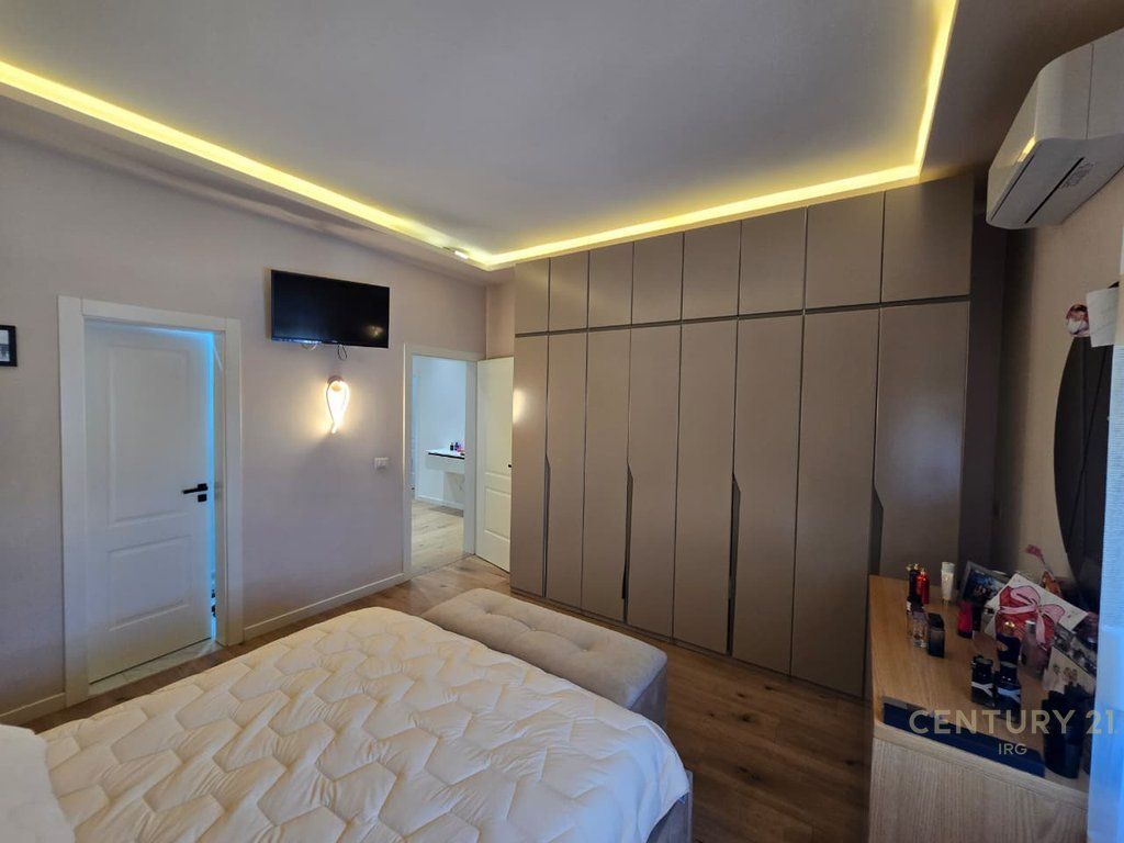 Appartamento 3+1+2+balcone+deposito+garage in Via Kosovo.
