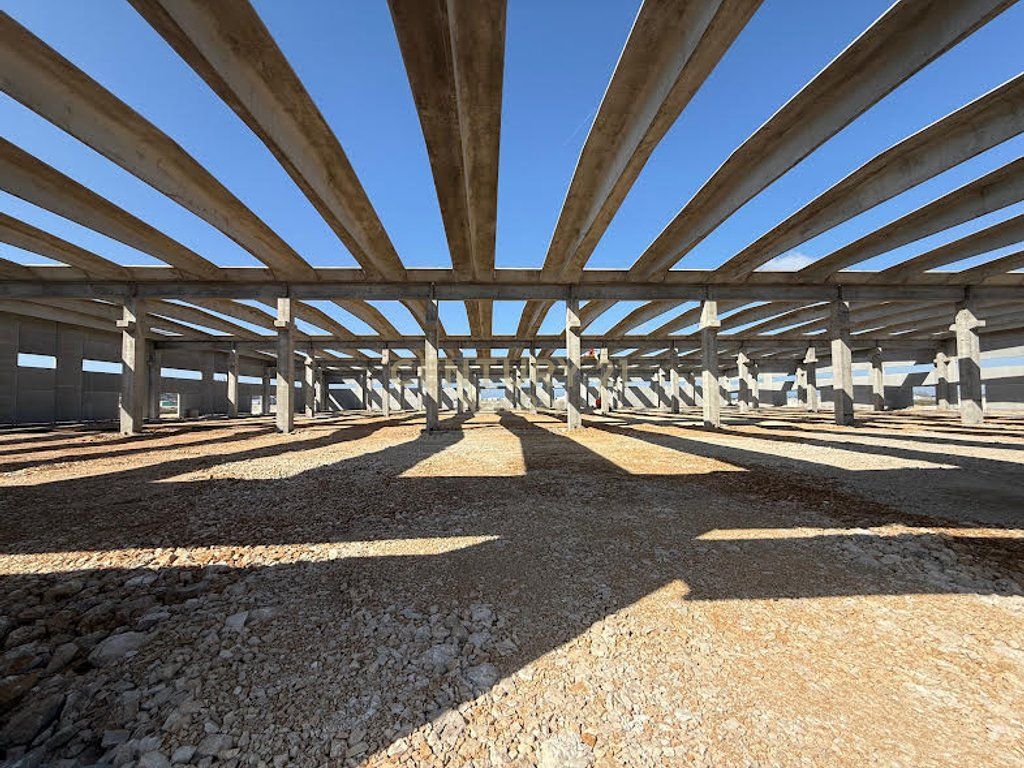 WAREHOUSE 10 000m2 FOR RENT NEAR THE NEW PORT