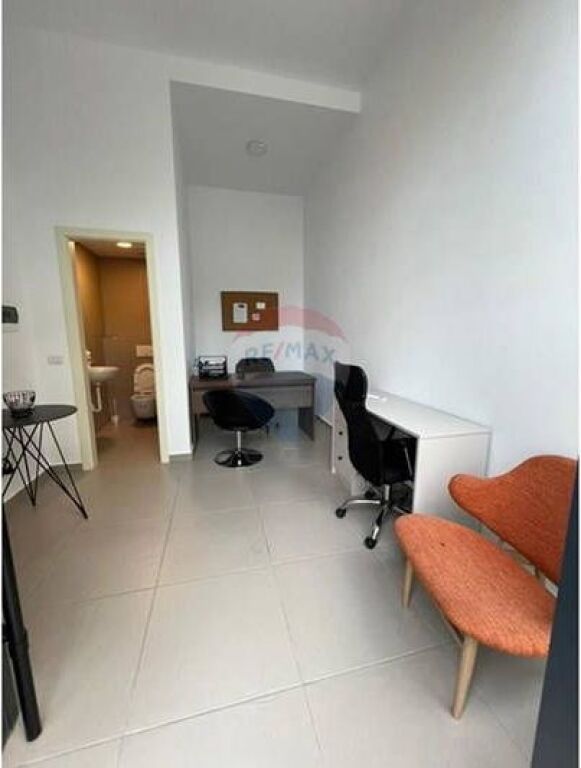 Shop for Sale – Barrikadave Street, Tirana
