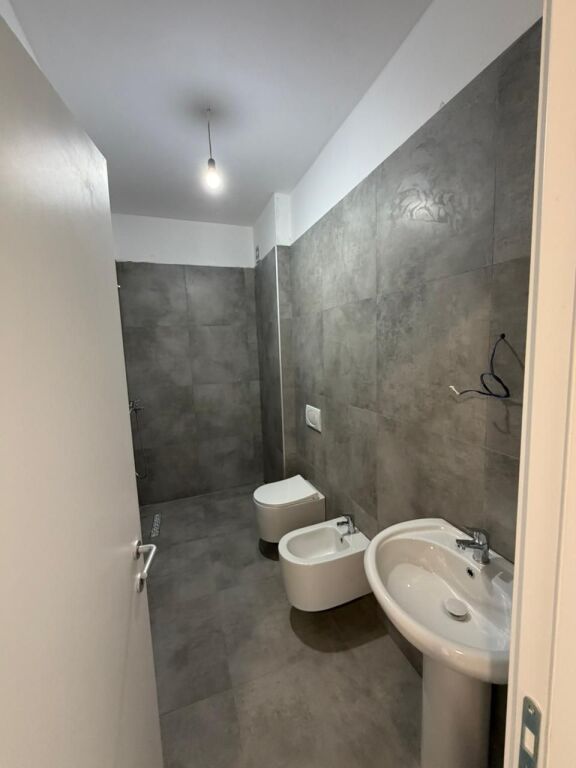 🏢Jepet me qira 2+1+2 për zyra📍Adresa: Don Bosko, Rruga Egnatia 💰 Çmimi: 700 € bruto / muaj