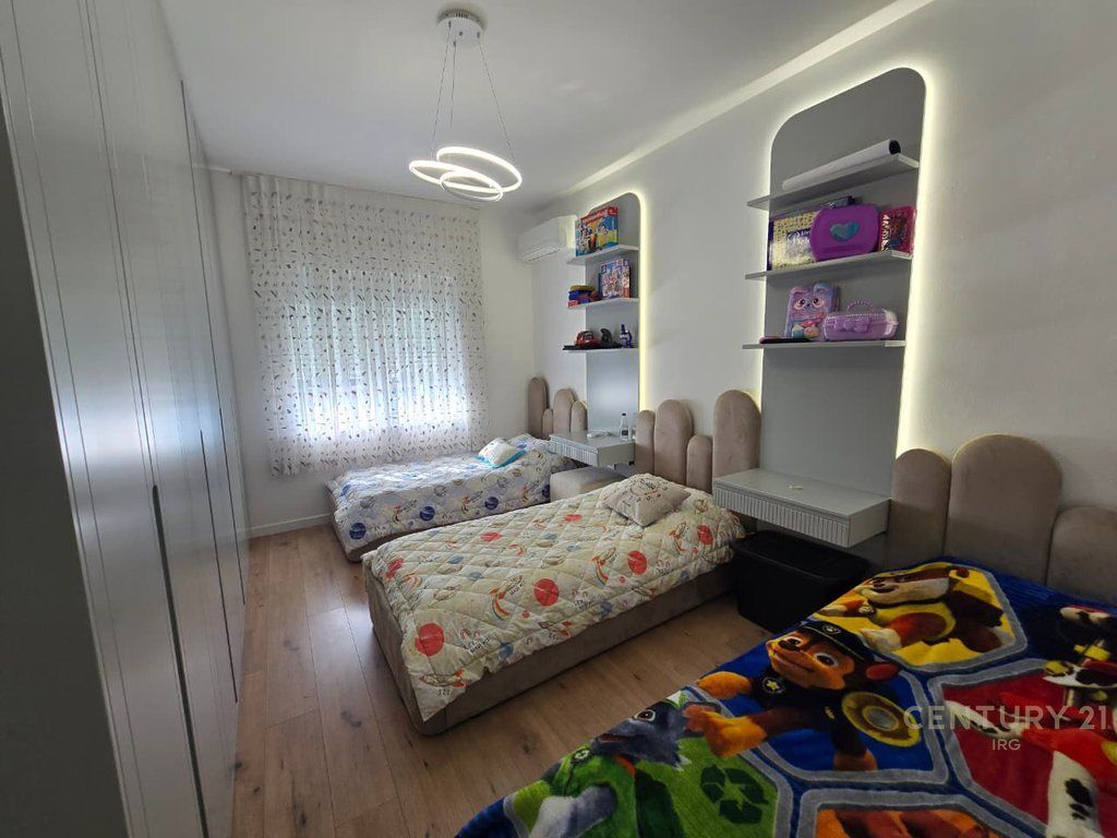 Appartamento 3+1+2+balcone+deposito+garage in Via Kosovo.