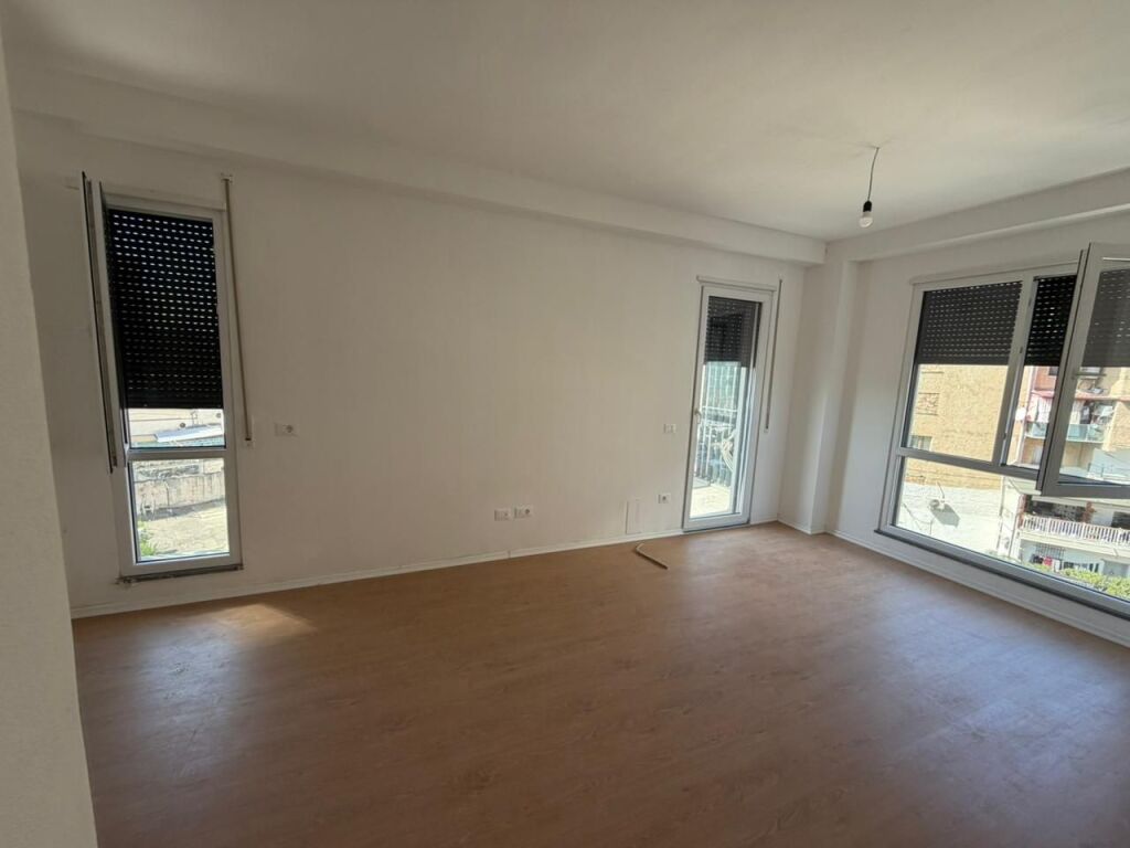 🏢Jepet me qira 2+1+2 për zyra📍Adresa: Don Bosko, Rruga Egnatia.💰 Çmimi: 700 € bruto / muaj