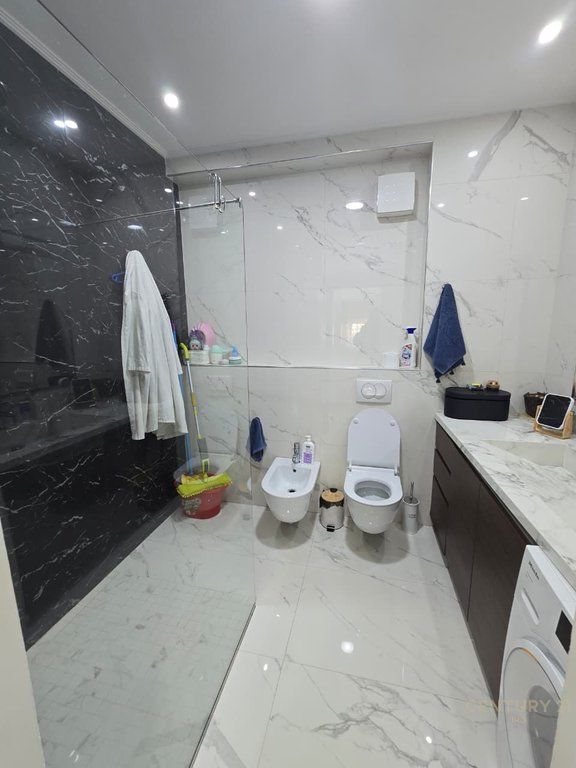 Appartamento 3+1+2+balcone+deposito+garage in Via Kosovo.