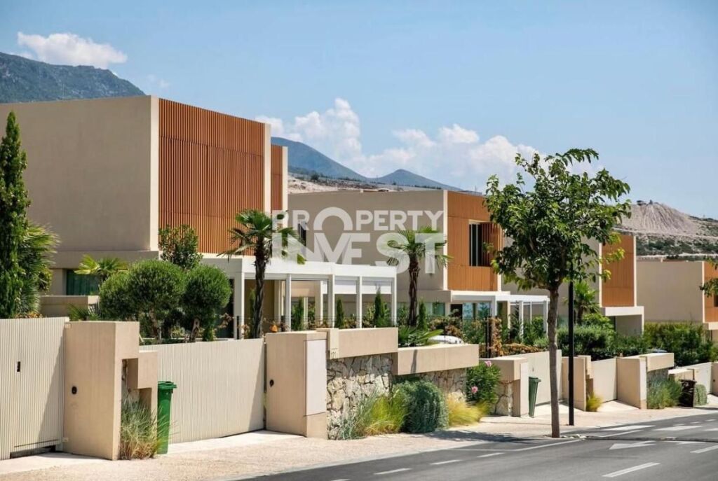 VILLA FOR SALE – GREEN COAST
