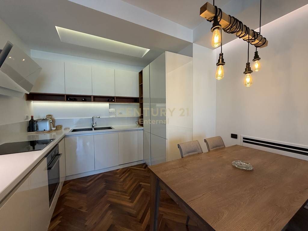 JEPET ME QIRA APARTAMENT 2+1+2 ME POST PARKIMI TEK AMBASADOR 3