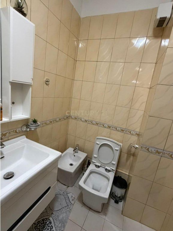 Apartament 1+1 me qira në Yzberisht.