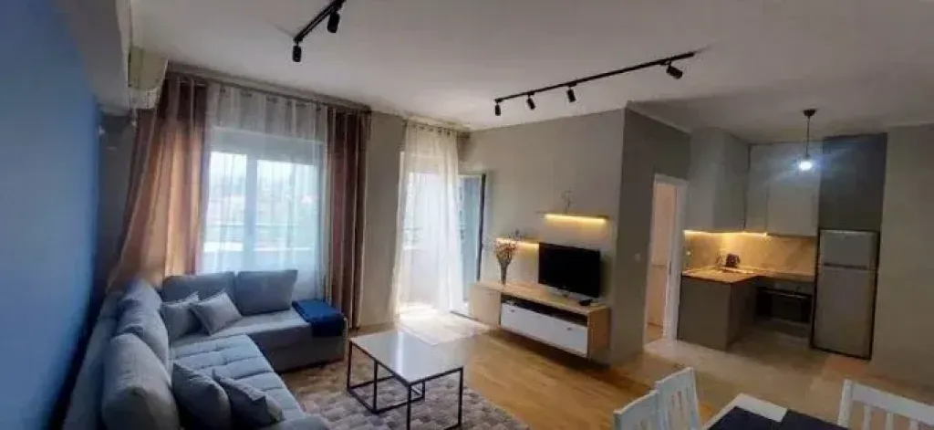 Tirane, jepet me qera apartament 1+1+Ballkon Kati 4, 65 m² 600 € (Prane Vila Gold)
