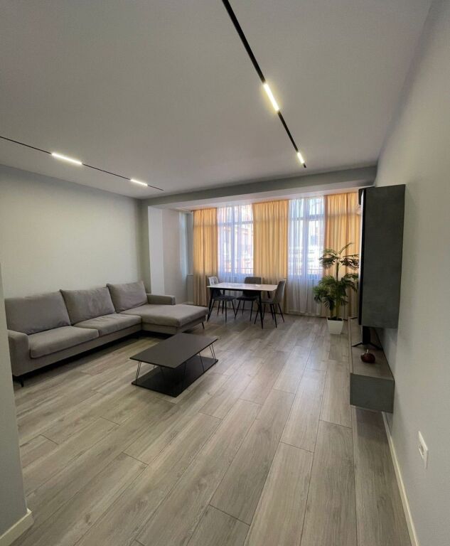 Shitet Apartament 2+1 – 21 Dhjetori, pranë Hotel Mondial