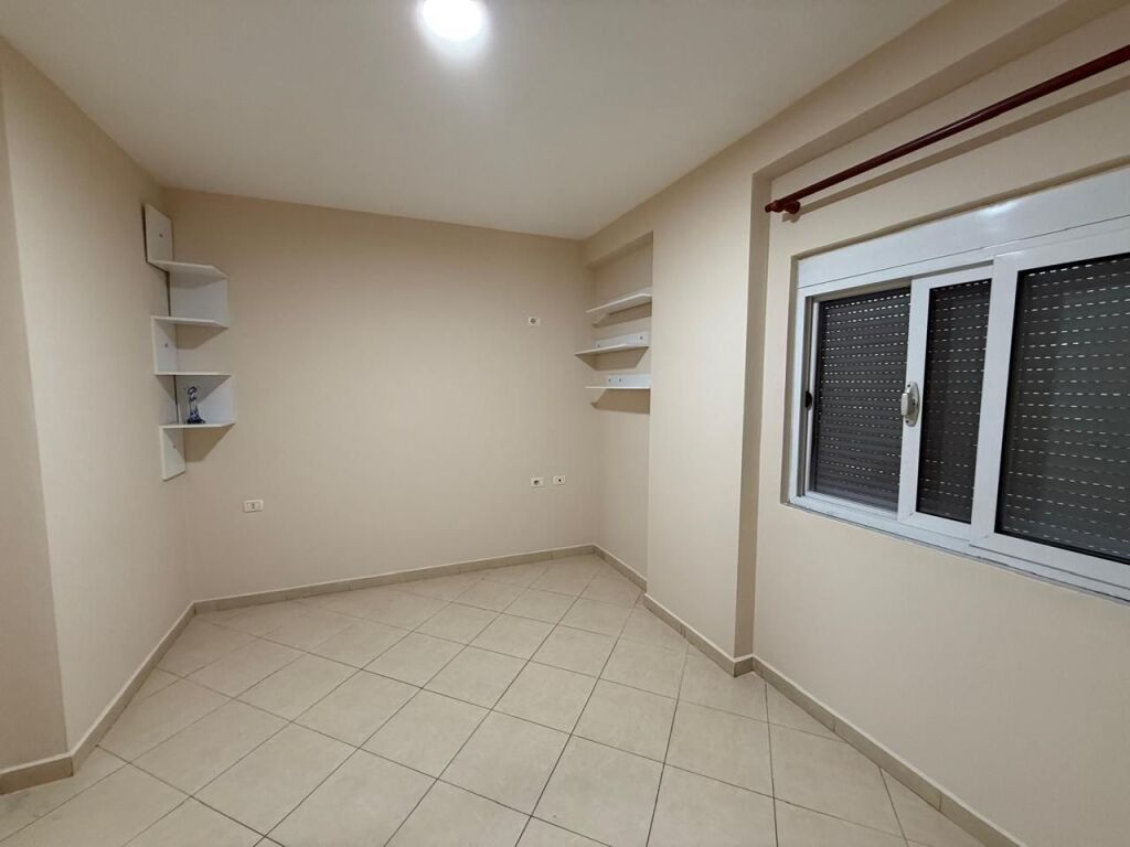 APARTAMENT 2+1 ME QIRA PRANE PAZARIT TE RI. 500 EURO