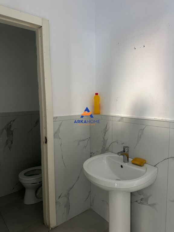 LOCALE COMMERCIALE IN AFFITTO SULLA STRADA 60M2 "EX PARCO" 130.000 LEKE