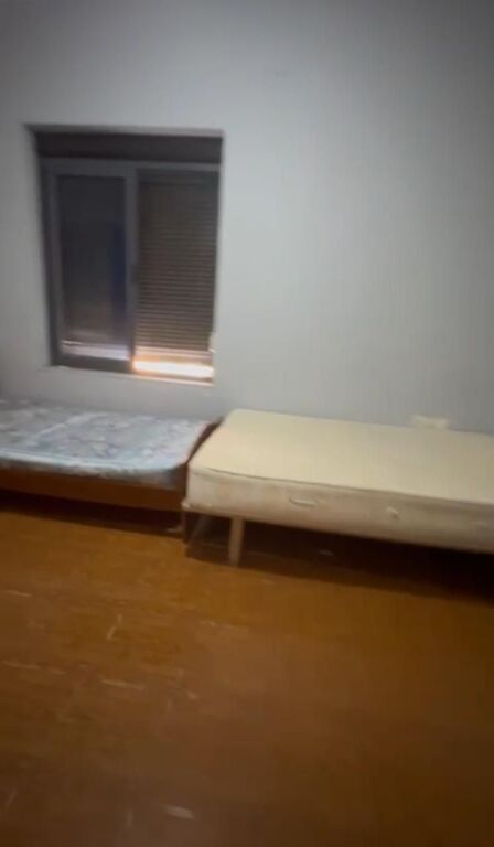 Appartamento 1+1 in affitto, vicino alla Scuola Unita (vicino alla Facoltà di Medicina) 400 mila lek
