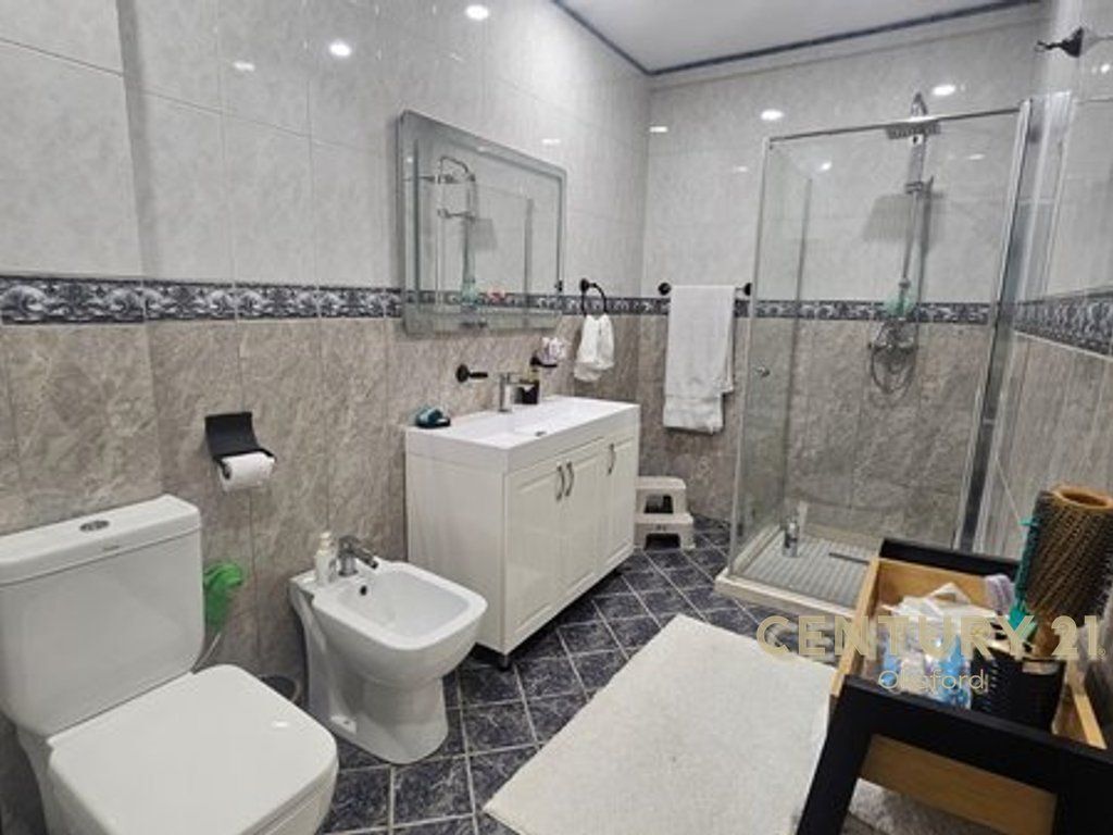 Apartament 2+1 Për Shitje në Rruga Barrikadave, Tiranë