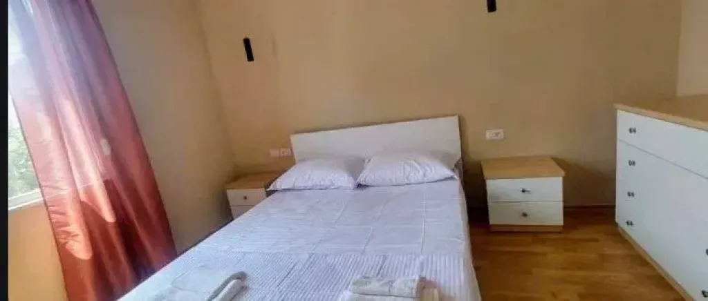 Tirane, jepet me qera apartament 1+1+Ballkon Kati 4, 65 m² 600 € (Prane Vila Gold)