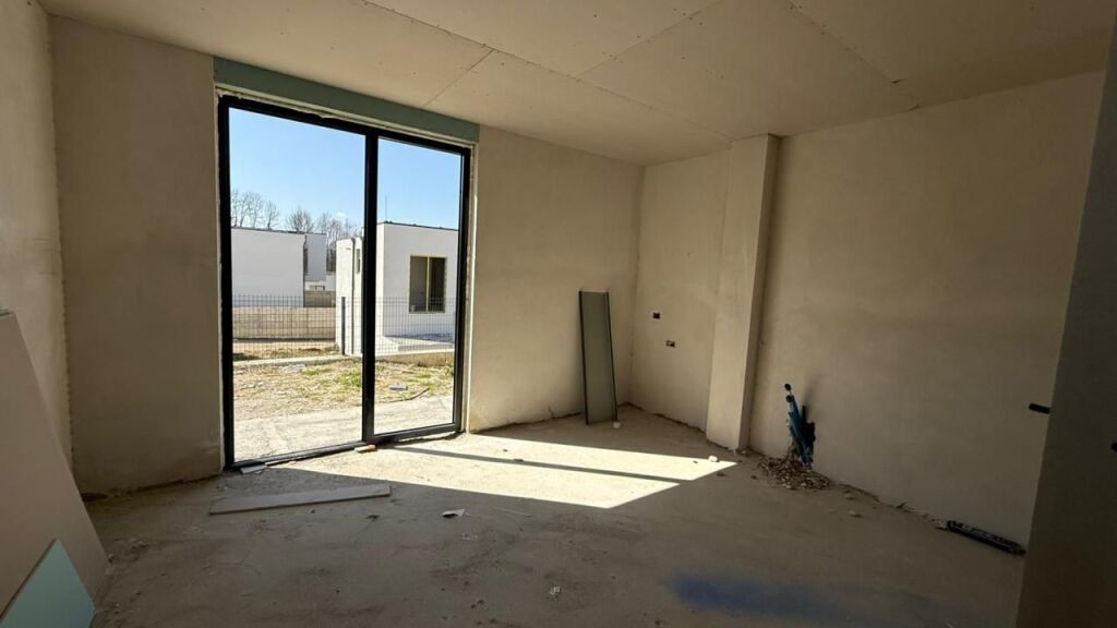 🏡 Vilë në Shitje me pishine – Farkë, Lisi i Artë