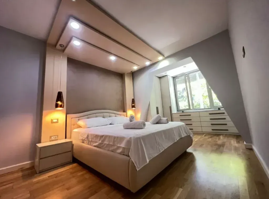 Tirane, jepet me qera ne qender te Tiranes apartament 2+1+Ballkon,  120 m² , 1.000 €