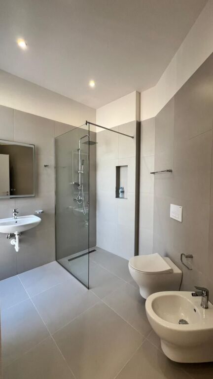 Villa di 3 piani in affitto presso il Lago Secco