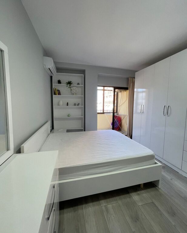 Shitet Apartament 2+1 – 21 Dhjetori, pranë Hotel Mondial