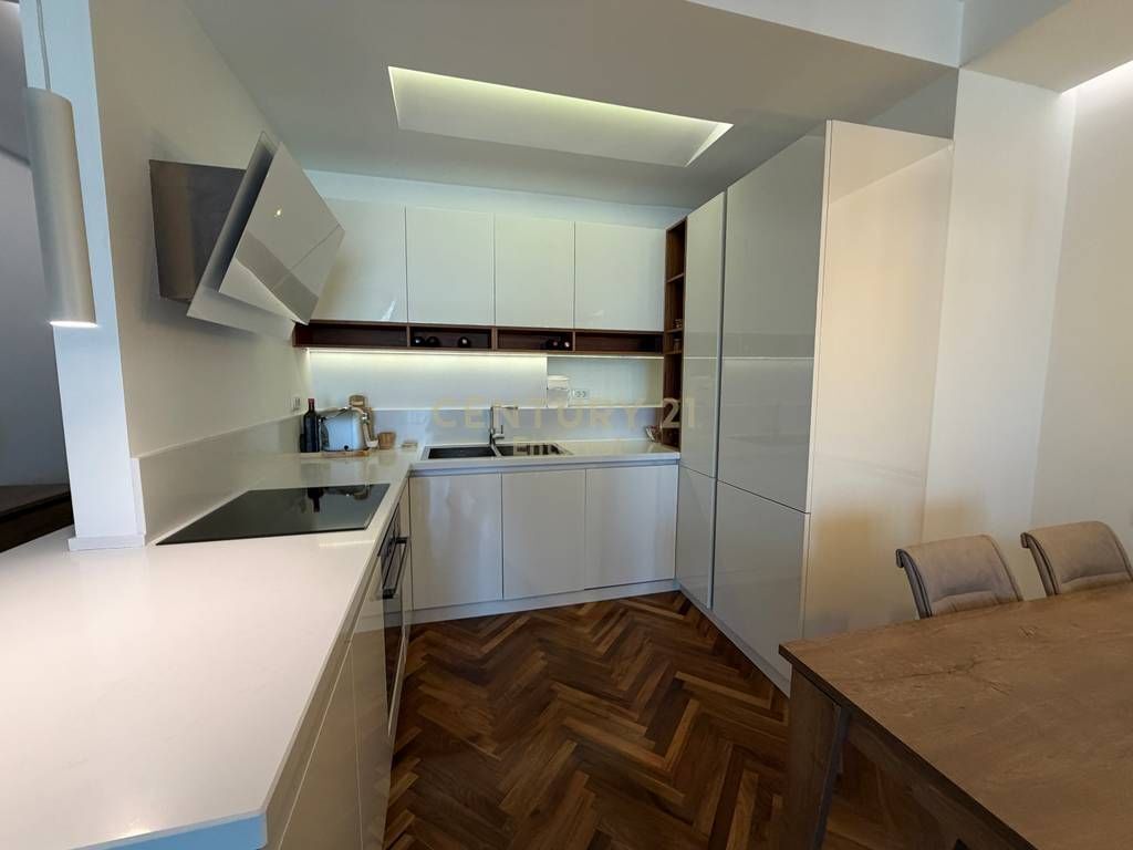 Apartament 2+1+2+ Post Parkimi per Qera te Ambasador 3 2,300 € /Muaj Sip. Totale  120m2