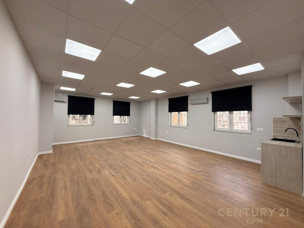 Office space for rent in the center, opposite Toptani Center.