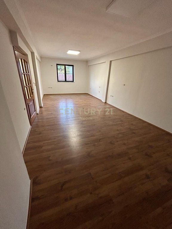AFFITTASI SECONDO PIANO DI UNA VILLA, UFFICIO – PAZARI I RI