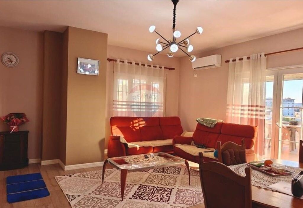 SHITET, APARTAMENT 3+1+2 me Verande , FRESKU