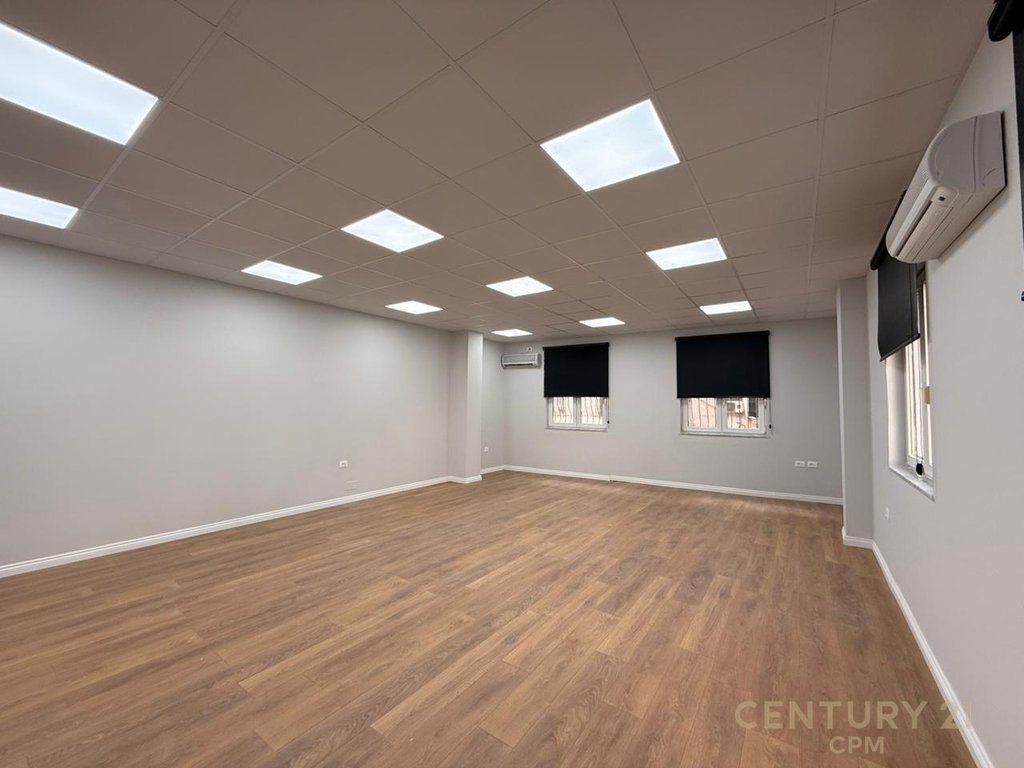 Office space for rent in the center, opposite Toptani Center.
