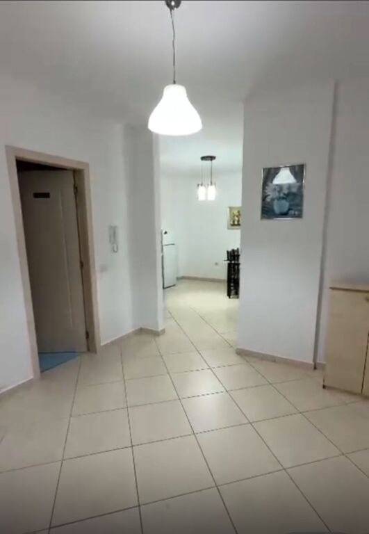 Affittasi appartamento arredato 2+1 ad Astir al prezzo di 500 mila lek,
