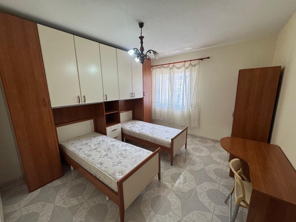 Jepet me qera Apartament 2+1  Adresa : Rruga Bardhyl perball shkolles Cajupi  Kati 3 pa ashnsor  Cmimi 500 mij lek i diskutueshem