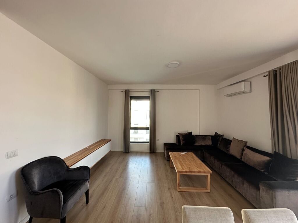 Shitet Apartament 3+1 me Verandë tek Rezidenca Erli