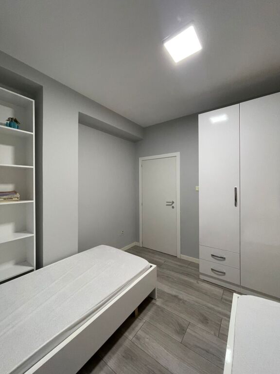🏡 Shitet Apartament 2+1 – 21 Dhjetori, pranë Hotel Mondial