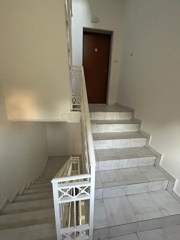 AFFITTASI SECONDO PIANO DI UNA VILLA, UFFICIO – PAZARI I RI