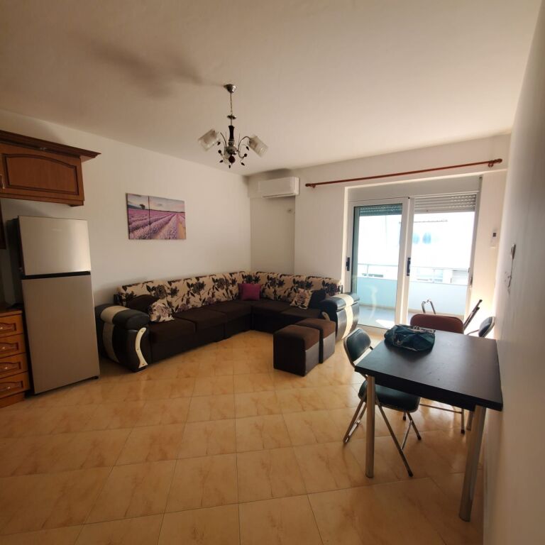 SHITET APARTAMENT 2+1 NË LUNGOMARE – PAMJE ANËSORE NGA DETI